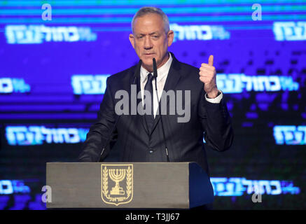 Tel Aviv, Israel. 9 Apr, 2019. Benny Gantz, einer der Führer der Blau und Weiß (kahol Lavan) politische Allianz, liefert eine Rede vor Anhängern in Tel Aviv, Israel, am 9. April 2019. Umfragen der israelischen Wahlen am Dienstag zeigten ein Rennen zu nahe zu nennen. Führer der beiden rivalisierenden Parteien haben Sieg erklärt. Offizielle Ergebnisse werden Mittwoch Morgen erwartet. Credit: Jini/Gideon Markowicz/Xinhua/Alamy leben Nachrichten Stockfoto