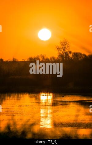 Southport, Merseyside, UK. 10. April 2019. UK Wetter: Schöner Sonnenaufgang. Ein sehr kühlen Start in den Morgen in einem schönen Sonnenaufgang wirft ihren wärmenden Strahlen über die RSPB Nature Reserve Nesting am Ufer des Southport Strand in Merseyside. Credit: cernan Elias/Alamy leben Nachrichten Stockfoto