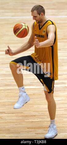 Peking, China. 05 Aug, 2008. Deutschen Basketballspieler Dirk Nowitzki in Aktion während einer Trainingseinheit im Vorfeld der Olympischen Spiele 2008 in Peking, China, 05. August 2008. Credit: Karl-Josef Hildenbrandt dpa ###### | Verwendung weltweit/dpa/Alamy leben Nachrichten Stockfoto