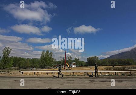 Srinagar, Kashmir. 10. Apr 2019. April 10, 2019 - Indische Armee Soldaten patrouillieren auf dem National Highway als militärkonvoi übergibt am Stadtrand von Srinagar, Kashmir am 10. April 2019. Die indische Regierung ein Verbot der zivilen Verkehr aus auf der Autobahn in Jammu und Kaschmir zweimal in der Woche für die Bewegung der indischen Militärkonvois. (Bild: © faisal KhanZUMA Draht) Credit: ZUMA Press, Inc./Alamy leben Nachrichten Stockfoto