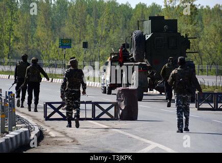 April 9, 2019 - Indische Armee Soldaten, die Durchsetzung von Beschränkungen des National Highway als militärkonvoi übergibt am Stadtrand von Srinagar, Kashmir am 10. April 2019. Die indische Regierung ein Verbot der zivilen Verkehr aus auf der Autobahn in Jammu und Kaschmir zweimal in der Woche für die Bewegung der indischen Militärkonvois. (Bild: © faisal KhanZUMA Draht) Stockfoto