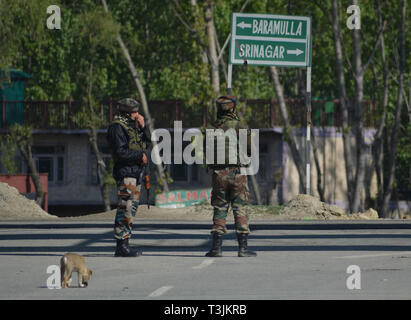 Srinagar, Kashmir. 10. Apr 2019. April 9, 2019 - Indische Armee Soldaten bewachen die National Highway als militärkonvoi übergibt am Stadtrand von Srinagar, Kashmir am 10. April 2019. Die indische Regierung ein Verbot der zivilen Verkehr aus auf der Autobahn in Jammu und Kaschmir zweimal in der Woche für die Bewegung der indischen Militärkonvois. (Bild: © faisal KhanZUMA Draht) Credit: ZUMA Press, Inc./Alamy leben Nachrichten Stockfoto