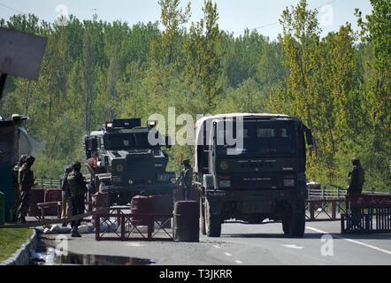 April 9, 2019 - Indische Armee Konvoi übergibt am Stadtrand von Srinagar, Kashmir am 10. April 2019. Die indische Regierung ein Verbot der zivilen Verkehr aus auf der Autobahn in Jammu und Kaschmir zweimal in der Woche für die Bewegung der indischen Militärkonvois. (Bild: © faisal KhanZUMA Draht) Stockfoto