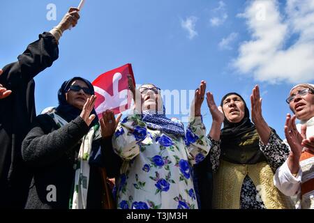 April 10, 2019 - Kaschmir, J&K, Indien - Anhänger der Nationalen Konferenz (NC), einer etablierten politischen Partei protestieren gegen das Verbot auf der größten überregionalen Schnellstrasse am Stadtrand von Srinagar, Kashmir. Die Regierung hat die Bewegung des zivilen Verkehr auf der Autobahn verboten für zwei Tage pro Woche offen halten für militärkonvois. Der Auftrag kommt nach 40 Wochen paramilitärischen troopers wurden in einem Selbstmordattentat am 14. Februar Kredit getötet: Saqib Majeed/SOPA Images/ZUMA Draht/Alamy leben Nachrichten Stockfoto