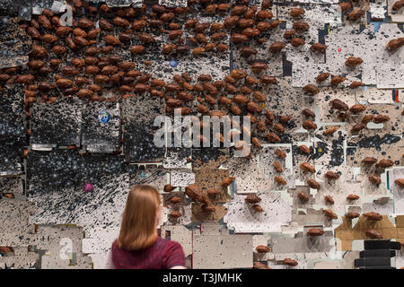 London, Großbritannien. 10. April 2019. Rückeroberung der inneren Raum, 2017, ist eine umfangreiche Installation von NS Harsha am Victoria Miro Gallery Wharf Road, bestehend aus 1400 von Hand geschnitzten Elefanten Roaming eine 11 Meter breite Ebene. Bild aus Aluminium Composite panel Spiegel gebaut, Acrylfarbe, Teakholz geschnitzten Elefanten, gefunden, Kartons, Stahl, Haken und Pellets. Credit: Malcolm Park/Alamy Leben Nachrichten. Stockfoto