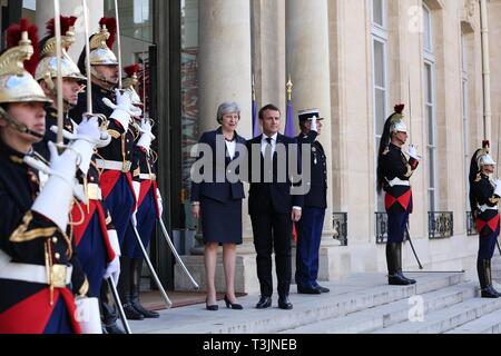 Paris, Frankreich. 9 Apr, 2019. Der französische Präsident Emmanuel Längestrich begrüßt den Besuch des britischen Premierministers Theresa May im Elysee-palast in Paris, Frankreich, 9. April 2019. Mai Gespräche in Berlin mit Bundeskanzlerin Angela Merkel und in Paris mit dem französischen Präsidenten Emmanuel Längestrich während einem Tag der Whistle-stop Diplomatie in ihrem Rennen zu gewinnen, eine Verzögerung der Abreise des Landes aus der Europäischen Union (EU). Credit: Gao Jing/Xinhua/Alamy leben Nachrichten Stockfoto