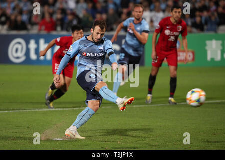 Sydney, Australien. 10 Apr, 2019. Adam Le Fondre (Vorne) von Sydney FC schießt während der 2019 AFC Champions League Gruppe H Übereinstimmung zwischen Shanghai SIPG und Sydney FC am Netstrata Jubiläum Stadium in Sydney, Australien, 10. April 2019. Credit: Bai Xuefei/Xinhua/Alamy leben Nachrichten Stockfoto