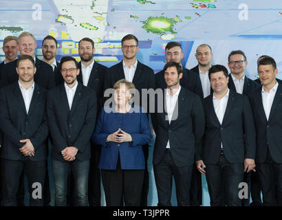 Gruppenbild der Mannschaft mit Bundeskanzler Dr. Ing. Angela Merkel. Vordere Reihe lr: Steffen WEINHOLD, Patrick GROETZKI, Bundeskanzlerin Angela Merkel, Uwe GENSHEIMER, Assistant Coach Alexander HAASE und Christian PROKOP. hinten Lr: Marian MICHALCZIK, Patrick WIENCEK, Torwart Andreas Wolf, Steffen FAETH, Fabian BÖHM, Jannik KOHLBACHER, Paul DRUX, Physiotherapeut Sven RAAB Coach. Deutsche Handball-Nationalmannschaft hat den Besuch der Kanzlerin im Bundeskanzleramt In Berlin, Deutschland am 08.04.2019. | Verwendung weltweit Stockfoto