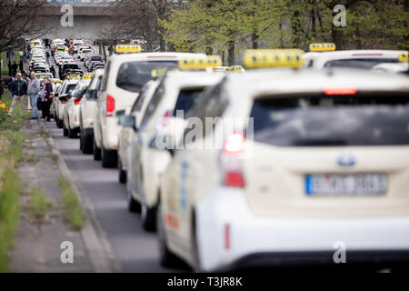 Berlin, Deutschland. 10 Apr, 2019. Taxis sind auf einer Straße in der Nähe des Flughafen Tegels geparkt. Durch einen Protest der Taxifahrer, die Anbindung zum Flughafen Tegel unterbrochen werden. Mit bundesweiten Demonstrationen, Taxifahrer wollen die geplante Liberalisierung des Marktes zu erheben. Der Deutsche Taxi und Mietwagen E.v. (BZP) hat auf die Fahrer in rund 30 deutschen Städten zu Protesten aufgerufen. Credit: Christoph Soeder/dpa/Alamy leben Nachrichten Stockfoto