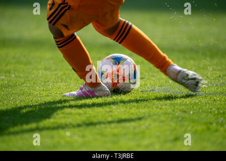 Paderborn, Deutschland. 09 Apr, 2019. Frauen die Offizielle Frauen Fußball-Weltmeisterschaft 2019 in Frankreich, torwart am T-Stück, Beine, Adidas Ball Conext, Schuhe, Fußballschuhe mit rosa Streifen. Fußball Nationalmannschaft Frauen Freundschaftsspiel, Deutschland (GER) - Japan (JPN) 2:2, am 09/04/2019 in Paderborn/Deutschland. | Verwendung der weltweiten Kredit: dpa Picture alliance/Alamy leben Nachrichten Stockfoto