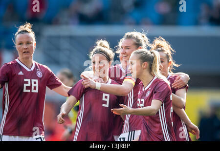 Paderborn, Deutschland. 09 Apr, 2019. Alexandra POPP (GER/Mitte) nach Ziel 1:1, nach rechts Marina HEGERING (GER), Svenja HUTH (GER), Alexandra POPP (GER), Turid KNAAK (GER) Nationalmannschaft Frauen Freundschaftsspiel, Deutschland (GER) - Japan (JPN) 2:2, am 09/04/2019 in Paderborn/Deutschland verlassen. | Verwendung der weltweiten Kredit: dpa Picture alliance/Alamy leben Nachrichten Stockfoto