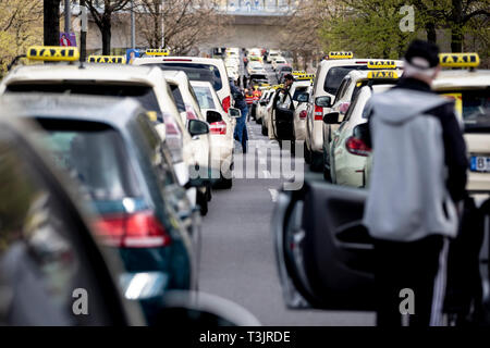 Berlin, Deutschland. 10 Apr, 2019. Taxis sind auf einer Straße in der Nähe des Flughafen Tegels geparkt. Durch einen Protest der Taxifahrer, die Anbindung zum Flughafen Tegel unterbrochen werden. Mit bundesweiten Demonstrationen, Taxifahrer wollen die geplante Liberalisierung des Marktes zu erheben. Der Deutsche Taxi und Mietwagen E.v. (BZP) hat auf die Fahrer in rund 30 deutschen Städten zu Protesten aufgerufen. Credit: Christoph Soeder/dpa/Alamy leben Nachrichten Stockfoto