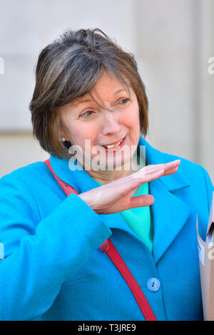 London, Großbritannien. 10 Apr, 2019. Frances O'Grady (Gen Sek der TUC) spricht mit Mark Serwotka (Gen Sek der öffentlichen und kommerziellen Services Union) in Whitehall außerhalb des Cabinet Office. Credit: PjrNews/Alamy leben Nachrichten Stockfoto