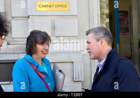 London, Großbritannien. 10 Apr, 2019. Frances O'Grady (Gen Sek der TUC) spricht mit Mark Serwotka (Gen Sek der öffentlichen und kommerziellen Services Union) in Whitehall außerhalb des Cabinet Office. Credit: PjrNews/Alamy leben Nachrichten Stockfoto