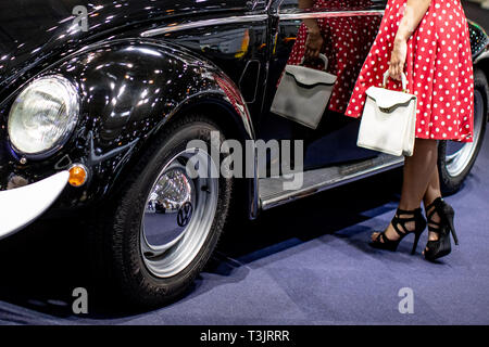 Essen, Deutschland. 10 Apr, 2019. Modell Laura stellt auf der Techno Classica für Oldtimer und Youngtimer vor ein VW Käfer von 1953. Die Messe findet vom 10. bis 14. April. Credit: Marcel Kusch/dpa/Alamy leben Nachrichten Stockfoto