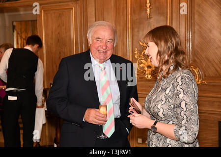 London, Großbritannien. 10 Apr, 2019. Jimmy Tarbuck das 7. jährliche Churchill Auszeichnungen ehren Errungenschaften der Über 65 ist im Claridge's Hotel am 10. März 2019, London, UK. Bild Capital/Alamy leben Nachrichten Stockfoto