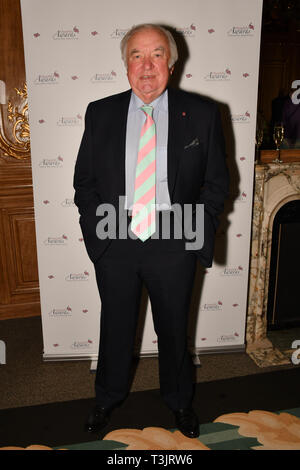 London, Großbritannien. 10 Apr, 2019. Jimmy Tarbuck das 7. jährliche Churchill Auszeichnungen ehren Errungenschaften der Über 65 ist im Claridge's Hotel am 10. März 2019, London, UK. Bild Capital/Alamy leben Nachrichten Stockfoto