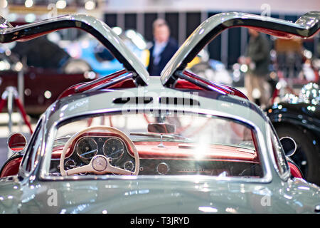 Essen, Deutschland. 10 Apr, 2019. Ein Mercedes-Benz 300 SL Coupé mit offenen Türen von 1955 ist auf der Techno Classica für Oldtimer und Youngtimer. Die Messe findet vom 10. bis 14. April. Credit: Marcel Kusch/dpa/Alamy leben Nachrichten Stockfoto