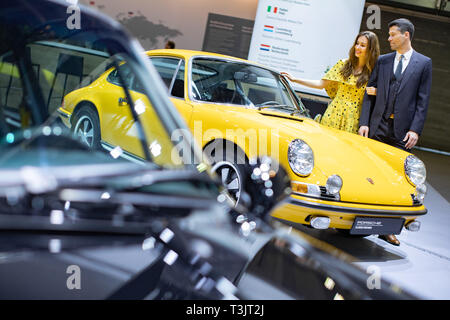 Essen, Deutschland. 10 Apr, 2019. Die Modelle Vivien und Olaf Pose auf der Techno Classica für Oldtimer und Youngtimer vor einem Porsche 911 von 1968. Die Messe findet vom 10. bis 14. April. Credit: Marcel Kusch/dpa/Alamy leben Nachrichten Stockfoto