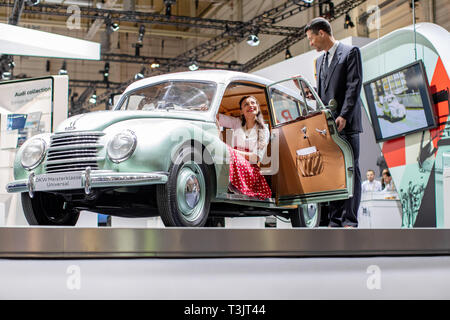 Essen, Deutschland. 10 Apr, 2019. Die Modelle Laura und Olaf vor einem Audi DKW auf der Techno Classica für Oldtimer und Youngtimer. Die Messe findet vom 10. bis 14. April. Credit: Marcel Kusch/dpa/Alamy leben Nachrichten Stockfoto