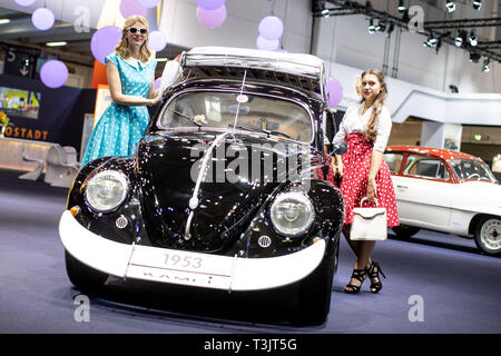 Essen, Deutschland. 10 Apr, 2019. Modell Laura (r) und Alida posieren vor 1953 VW Käfer auf der Techno Classica für Oldtimer und Youngtimer. Die Messe findet vom 10. bis 14. April. Credit: Marcel Kusch/dpa/Alamy leben Nachrichten Stockfoto