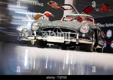 Essen, Deutschland. 10 Apr, 2019. Ein Mercedes-Benz 300 SL Coupé von 1955 ist auf der Techno Classica für Oldtimer und Youngtimer. Die Messe findet vom 10. bis 14. April. Credit: Marcel Kusch/dpa/Alamy leben Nachrichten Stockfoto