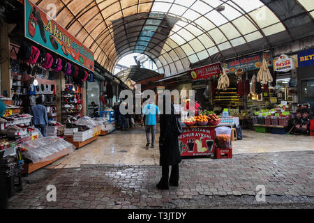 März 15, 2019 - Antakya ist eine Stadt im Süden der Türkei auf Ebenen über den Orantes Fluss und in der Nähe der Mittelmeerküste. Es ist eine touristische Destination nicht nur in einer belebten Einkaufsstraße und ein Business Center. Im alten Basar von Uzun Carsi traditionelles Handwerk sind noch immer praktiziert und traditionelle Handwerkskunst sind auf Verkauf. Trotz der vielen alten Gebäuden mit bei einem großen Erdbeben zerstört worden, es ist ein malerischer Ort mit einzigartigen Gebäuden wie alten Häusern, Moscheen, Kirchen, Museen und mit vielen engen Gassen und gepflasterten Wegen. Antakya ist eine große Stadt in der Stockfoto