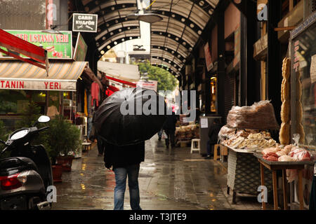 März 15, 2019 - Antakya ist eine Stadt im Süden der Türkei auf Ebenen über den Orantes Fluss und in der Nähe der Mittelmeerküste. Es ist eine touristische Destination nicht nur in einer belebten Einkaufsstraße und ein Business Center. Im alten Basar von Uzun Carsi traditionelles Handwerk sind noch immer praktiziert und traditionelle Handwerkskunst sind auf Verkauf. Trotz der vielen alten Gebäuden mit bei einem großen Erdbeben zerstört worden, es ist ein malerischer Ort mit einzigartigen Gebäuden wie alten Häusern, Moscheen, Kirchen, Museen und mit vielen engen Gassen und gepflasterten Wegen. Antakya ist eine große Stadt in der Stockfoto