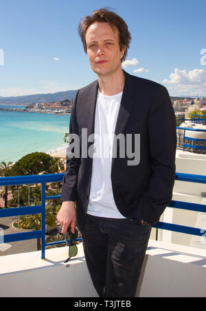 Cannes, Frankreich. 08 Apr, 2019. Cannes, Frankreich - 07 April 2019: Bauhaus, eine neue Ära, deutsche TV-Serie mit Schauspieler August Diehl an Canneseries/MIPTV, der internationale Markt für Content Development und Vertrieb | Nutzung der weltweiten Kredit: dpa/Alamy leben Nachrichten Stockfoto