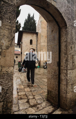 März 15, 2019 - Antakya ist eine Stadt im Süden der Türkei auf Ebenen über den Orantes Fluss und in der Nähe der Mittelmeerküste. Es ist eine touristische Destination nicht nur in einer belebten Einkaufsstraße und ein Business Center. Im alten Basar von Uzun Carsi traditionelles Handwerk sind noch immer praktiziert und traditionelle Handwerkskunst sind auf Verkauf. Trotz der vielen alten Gebäuden mit bei einem großen Erdbeben zerstört worden, es ist ein malerischer Ort mit einzigartigen Gebäuden wie alten Häusern, Moscheen, Kirchen, Museen und mit vielen engen Gassen und gepflasterten Wegen. Antakya ist eine große Stadt in der Stockfoto