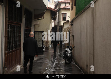 März 15, 2019 - Antakya ist eine Stadt im Süden der Türkei auf Ebenen über den Orantes Fluss und in der Nähe der Mittelmeerküste. Es ist eine touristische Destination nicht nur in einer belebten Einkaufsstraße und ein Business Center. Im alten Basar von Uzun Carsi traditionelles Handwerk sind noch immer praktiziert und traditionelle Handwerkskunst sind auf Verkauf. Trotz der vielen alten Gebäuden mit bei einem großen Erdbeben zerstört worden, es ist ein malerischer Ort mit einzigartigen Gebäuden wie alten Häusern, Moscheen, Kirchen, Museen und mit vielen engen Gassen und gepflasterten Wegen. Antakya ist eine große Stadt in der Stockfoto