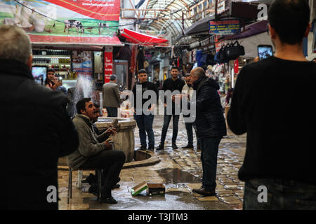 März 15, 2019 - Antakya ist eine Stadt im Süden der Türkei auf Ebenen über den Orantes Fluss und in der Nähe der Mittelmeerküste. Es ist eine touristische Destination nicht nur in einer belebten Einkaufsstraße und ein Business Center. Im alten Basar von Uzun Carsi traditionelles Handwerk sind noch immer praktiziert und traditionelle Handwerkskunst sind auf Verkauf. Trotz der vielen alten Gebäuden mit bei einem großen Erdbeben zerstört worden, es ist ein malerischer Ort mit einzigartigen Gebäuden wie alten Häusern, Moscheen, Kirchen, Museen und mit vielen engen Gassen und gepflasterten Wegen. Antakya ist eine große Stadt in der Stockfoto