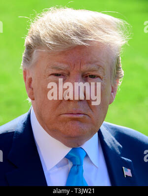 Washington DC, USA. 10 Apr, 2019. Präsidenten der Vereinigten Staaten Donald J. Trumpf macht Bemerkungen und Fragen der Medien, als er fährt im Süden Rasen des Weißen Hauses in Washington, DC für einen Tag voller Aktivitäten in San Antonio, Texas und Houston, Texas am 10. April 2019. Credit: Ron Sachs/CNP/MediaPunch Credit: MediaPunch Inc/Alamy leben Nachrichten Stockfoto