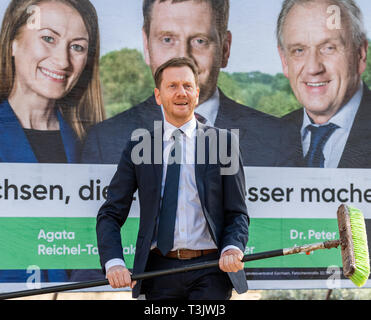 Dresden, Deutschland. 10 Apr, 2019. Michael Kretschmer (CDU), Ministerpräsident von Niedersachsen, steht mit einem Plakat Pinsel vor dem Plakat bei der Präsentation der neuen Wahlplakat der sächsischen CDU für die Wahlen zum Europäischen Parlament. Credit: Robert Michael/dpa-Zentralbild/ZB/dpa/Alamy leben Nachrichten Stockfoto