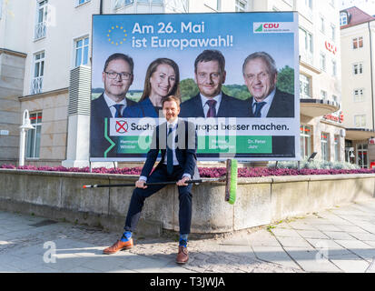 Dresden, Deutschland. 10 Apr, 2019. Michael Kretschmer (CDU), Ministerpräsident von Sachsen, sitzt mit einem Plakat Pinsel vor dem Plakat bei der Präsentation der neuen Wahlplakat der sächsischen CDU für die Wahlen zum Europäischen Parlament. Credit: Robert Michael/dpa-Zentralbild/ZB/dpa/Alamy leben Nachrichten Stockfoto