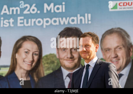 Dresden, Deutschland. 10 Apr, 2019. Michael Kretschmer (CDU), Ministerpräsident von Niedersachsen, steht vor dem Plakat bei der Präsentation der neuen Wahlplakat der sächsischen CDU für die Wahlen zum Europäischen Parlament. Credit: Robert Michael/dpa-Zentralbild/ZB/dpa/Alamy leben Nachrichten Stockfoto