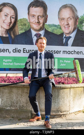 Dresden, Deutschland. 10 Apr, 2019. Michael Kretschmer (CDU), Ministerpräsident von Sachsen, sitzt mit einem Plakat Pinsel vor dem Plakat bei der Präsentation der neuen Wahlplakat der sächsischen CDU für die Wahlen zum Europäischen Parlament. Credit: Robert Michael/dpa-Zentralbild/ZB/dpa/Alamy leben Nachrichten Stockfoto