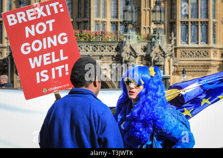 Westminster, London, UK, 10. April 2019. Eine junge Frau zieht ein helles Blau und Gelb EU-Outfit. Pro und Anti Brexit Demonstranten Rallye außerhalb der Häuser o Parlament in Westminster, wie Theresa May wieder in Brüssel auf einen Brexit Verlängerung zu verhandeln. Einige der proteters geben Sie in eine hitzige Debatte. Credit: Imageplotter/Alamy leben Nachrichten Stockfoto