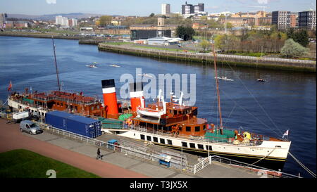 Glasgow, Schottland, UK, 10. April, 2019, UK Wetter: Sonnig Sommertag mit strahlendem Sonnenschein und hohe Temperaturen im Stadtzentrum. ss Waverley der letzten Ozean gehen, Raddampfer mit ruderern auf den Clyde. Kredit Gerard Fähre / alamy Leben Nachrichten Stockfoto