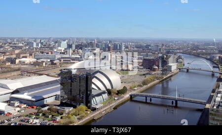 Glasgow, Schottland, UK, 10. April, 2019, UK Wetter: Sonnig Sommertag mit strahlendem Sonnenschein und hohen Temperaturen im Zentrum der Stadt mit dem Clydeside Armadillo von oben. Kredit Gerard Fähre / alamy Leben Nachrichten Stockfoto