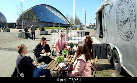 Glasgow, Schottland, UK, 10. April, 2019, UK Wetter: Sonnig Sommertag mit strahlendem Sonnenschein und hohen Temperaturen im Zentrum der Stadt. Clydeside Kabine Cafe im Science Center. Kredit Gerard Fähre / alamy Leben Nachrichten Stockfoto