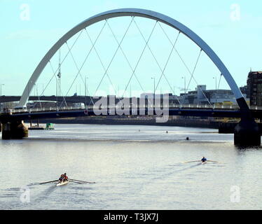 Glasgow, Schottland, UK, 10. April, 2019, UK Wetter: Sonnig Sommertag mit strahlendem Sonnenschein und hohen Temperaturen im Zentrum der Stadt. Die Squinty Brücke mit Mittag Rudergeräten. Kredit Gerard Fähre / alamy Leben Nachrichten Stockfoto