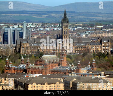 Glasgow, Schottland, UK, 10. April, 2019, UK Wetter: Sonnig Sommertag mit strahlendem Sonnenschein und hohen Temperaturen im Zentrum der Stadt Stadtbild der feinen viktorianischen Universität Glasgow und Kelvingrove Kunstgalerie und Museum und moderne Architektur Kontrast. in der Sonne gebadet.. Kredit Gerard Fähre / alamy Leben Nachrichten Stockfoto