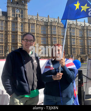 London, Großbritannien. 10 Apr, 2019. Dan Meskell und Pauline Adams Protest vor dem britischen Parlament gegen Brexit. Der britische Premierminister, werden Treffen mit den Staats- und Regierungschefs der 27 anderen Mitgliedstaaten der EU in Brüssel für ein EU-Sondergipfel auf Brexit. (Dpa' Britische Brexite Gegner Angst Mays Rücktritt") Credit: Silvia Kusidlo/dpa/Alamy leben Nachrichten Stockfoto