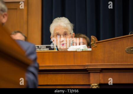 Washington DC, USA. 10 Apr, 2019. United States Vertreter Virginia Foxx (Republikaner von Nord-carolina) liefert eine Eröffnung vor Beginn der Außenminister der Vereinigten Staaten Bildung Betsy Devosí Zeugnis vor dem Haus Ausschuss für Bildung und Arbeit am 10. April 2019. Credit: Stefani Reynolds/CNP | Verwendung der weltweiten Kredit: dpa/Alamy leben Nachrichten Stockfoto