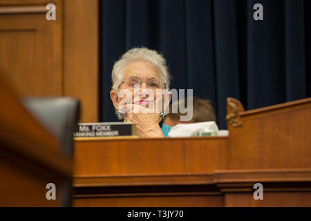 Washington DC, USA. 10 Apr, 2019. United States Vertreter Virginia Foxx (Republikaner von Nord-carolina) liefert eine Eröffnung vor Beginn der Außenminister der Vereinigten Staaten Bildung Betsy Devosí Zeugnis vor dem Haus Ausschuss für Bildung und Arbeit am 10. April 2019. Credit: Stefani Reynolds/CNP | Verwendung der weltweiten Kredit: dpa/Alamy leben Nachrichten Stockfoto