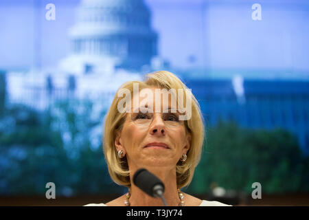 Washington DC, USA. 10 Apr, 2019. Außenminister der Vereinigten Staaten Bildung Betsy Devos zeugt von ihrer Abteilung Geschäftsjahr Budget 2020 vor der US-Ausschuss für Bildung und Arbeit auf dem Capitol Hill in Washington, DC am 10. April 2019. Credit: Stefani Reynolds/CNP | Verwendung der weltweiten Kredit: dpa/Alamy leben Nachrichten Stockfoto
