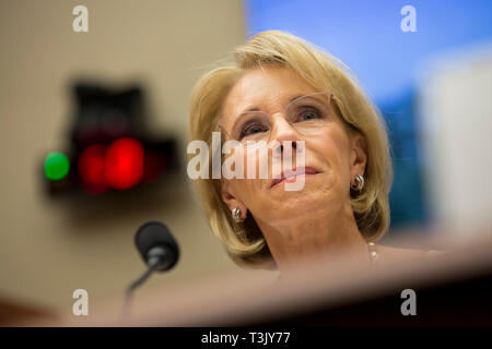 Washington DC, USA. 10 Apr, 2019. Außenminister der Vereinigten Staaten Bildung Betsy Devos zeugt von ihrer Abteilung Geschäftsjahr Budget 2020 vor der US-Ausschuss für Bildung und Arbeit auf dem Capitol Hill in Washington, DC am 10. April 2019. Credit: Stefani Reynolds/CNP | Verwendung der weltweiten Kredit: dpa/Alamy leben Nachrichten Stockfoto