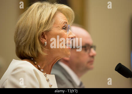 Washington DC, USA. 10 Apr, 2019. Außenminister der Vereinigten Staaten Bildung Betsy Devos zeugt von ihrer Abteilung Geschäftsjahr Budget 2020 vor der US-Ausschuss für Bildung und Arbeit auf dem Capitol Hill in Washington, DC am 10. April 2019. Credit: Stefani Reynolds/CNP | Verwendung der weltweiten Kredit: dpa/Alamy leben Nachrichten Stockfoto