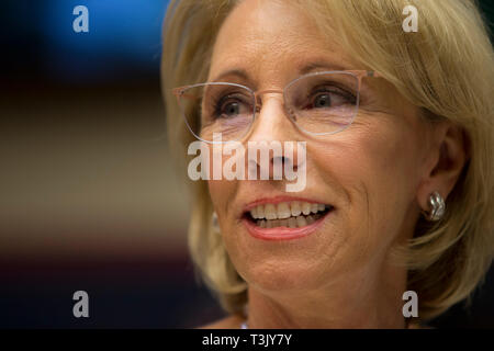 Washington DC, USA. 10 Apr, 2019. Außenminister der Vereinigten Staaten Bildung Betsy Devos zeugt von ihrer Abteilung Geschäftsjahr Budget 2020 vor der US-Ausschuss für Bildung und Arbeit auf dem Capitol Hill in Washington, DC am 10. April 2019. Credit: Stefani Reynolds/CNP | Verwendung der weltweiten Kredit: dpa/Alamy leben Nachrichten Stockfoto